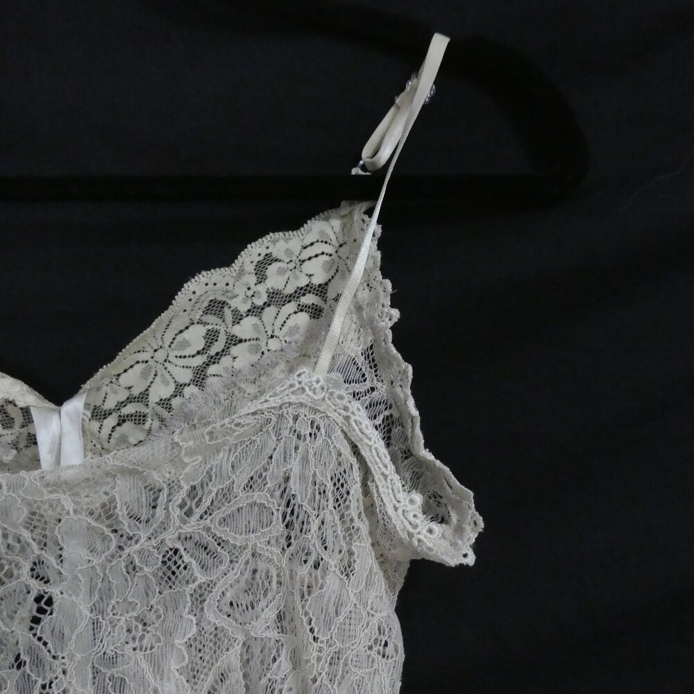 Elegant Lace V-Neck Camisole Top With 3 Button Front Detail P2P 13.5 inches - Picture 11 of 16
